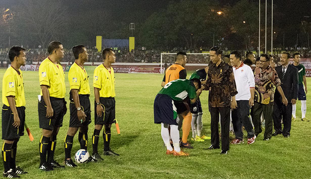 Presiden Joko Widodo menyapa pemain Persidago saat akan bertanding melawan Perserang pada laga perdana Piala Kemerdekaan di Stadion Maulana Yusuf, Serang, Sabtu (15/8/2015). (Bola.com/Vitalis Yogi Trisna)