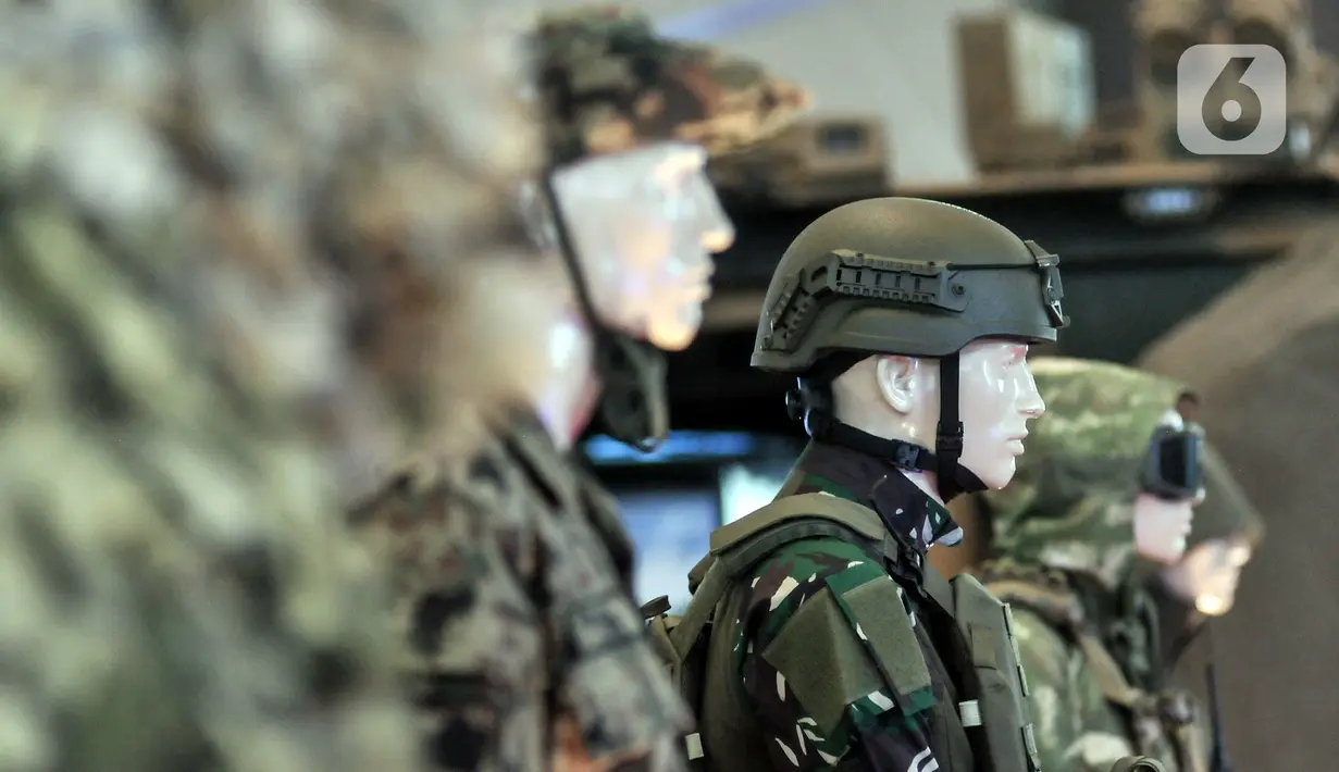 Pakaian militer dihadirkan dalam pameran industri pertahanan Indo Defence 2022 Expo & Forum di JIExpo, Kemayoran, Jakarta, Rabu (2/11/2022). Kementerian Pertahanan bersama PT Napindo Media Ashatama menggelar pameran industri pertahanan terbesar se-Asia Tenggara bertemakan “Peace, Prosperity, Strong Defence” yang diikuti 905 perusahaan dari 59 negara dan berlangsung hingga 5 November mendatang. (merdeka.com/Iqbal S. Nugroho)