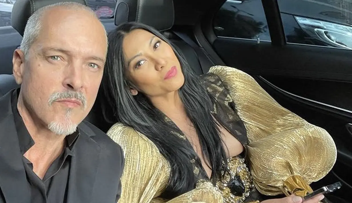 <p>Tak sendiri, Anggun ditemani oleh sang suami&nbsp;Christian Kretschmar yang rapi mengenakan jas hitam.&nbsp;Melengkapi penampilannya, Anggun membawa clucth keemasan dari Maison Ravn.@anggun_cipta</p>