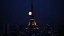 Bulan purnama keempat di 2024 dijuluki Bulan Merah Muda bukan lantaran warnanya yang memang pink di semua titik pengamatan. (Stefano RELLANDINI / AFP)