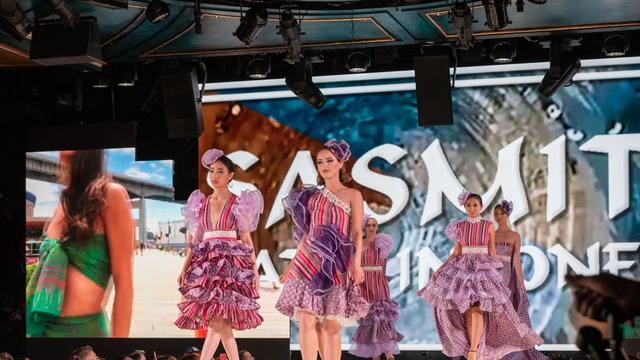 Fashion show batik rancangan Novie Sasmita di ajang bergengsi New York Fashion Week 2022