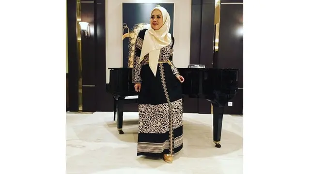 6 Gaya Foto Elly Sugigi Bak ABG, Ada yang di Pinggir Kolam Renang