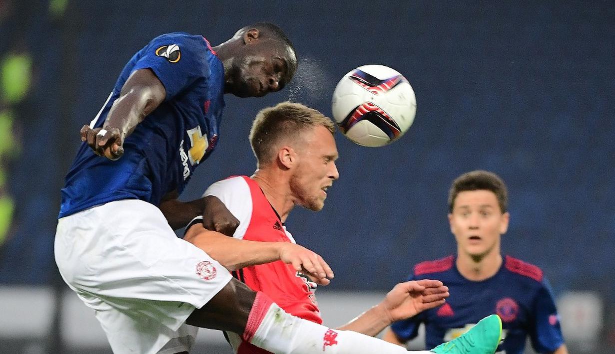 Pemain MU, Eric Bailly (kiri), berduel dengan pemain Feyenoord, Nicolai Jorgensen, pada matchday pertama Grup A Liga Europa, di Stadion Feijenoord, Rotterdam, Jumat (16/9/2016) dini hari WIB. (AFP/ANP/Emmanuel Dunand/Netherlands OUT)