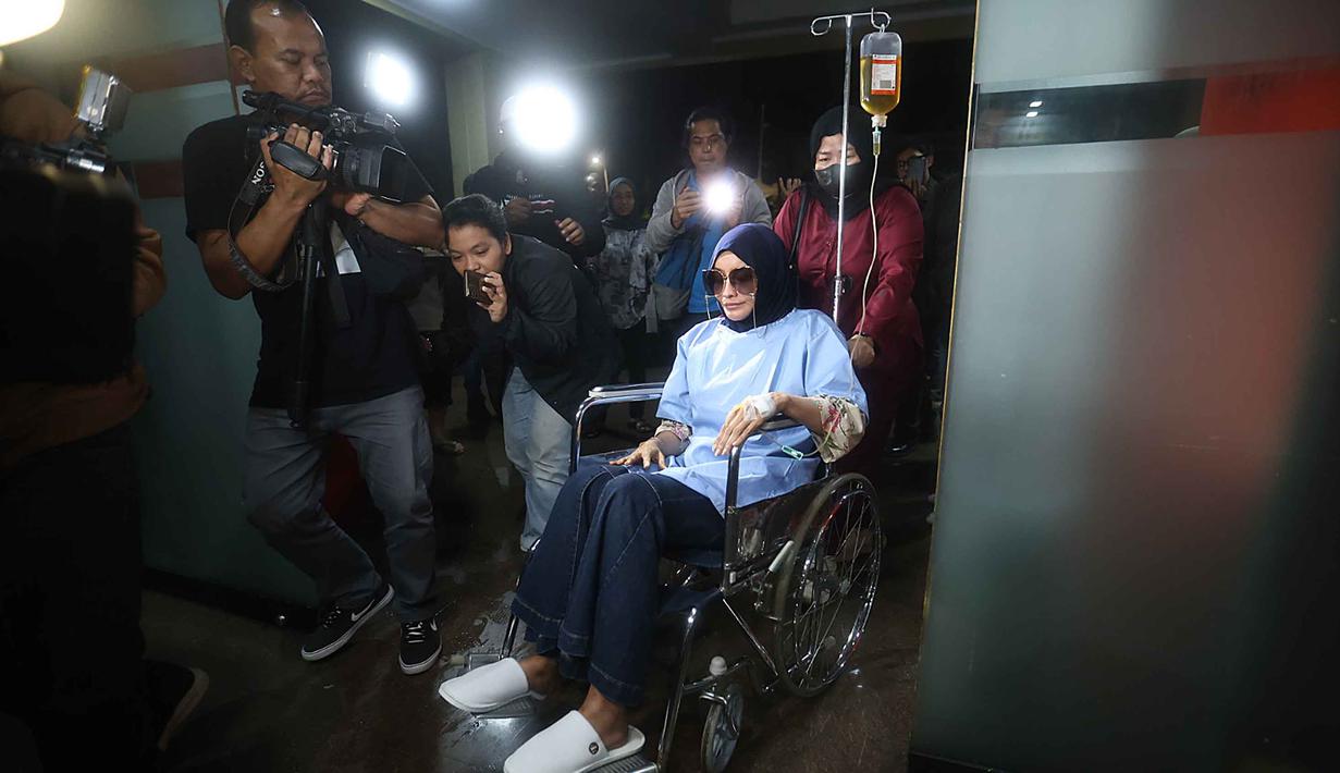 Samira Farahnaz atau yang biasa dikenal sebagai Dokter Detektif alias Doktif saat tiba di Mapolres Metro Jakarta Selatan, Kamis (22/1/2026). Samira Farahnaz atau yang biasa dikenal sebagai Dokter Detektif alias Doktif memenuhi panggilan penyidik Polres Metro Jakarta Selatan. (Kapanlagi.com/Budy Santoso)