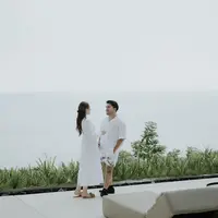 Anang Hermansyah baru berulang tahun ke-55. Perayaan semarak, Anang mengundang kerabat terdekatnya untuk buka puasa bersama di rumahnya. Termasuk pasangan Thariq Halilintar dan Aaliyah Massaid yang terlihat makin lengket. [Foto: Instagram/aaliyah.massaid]