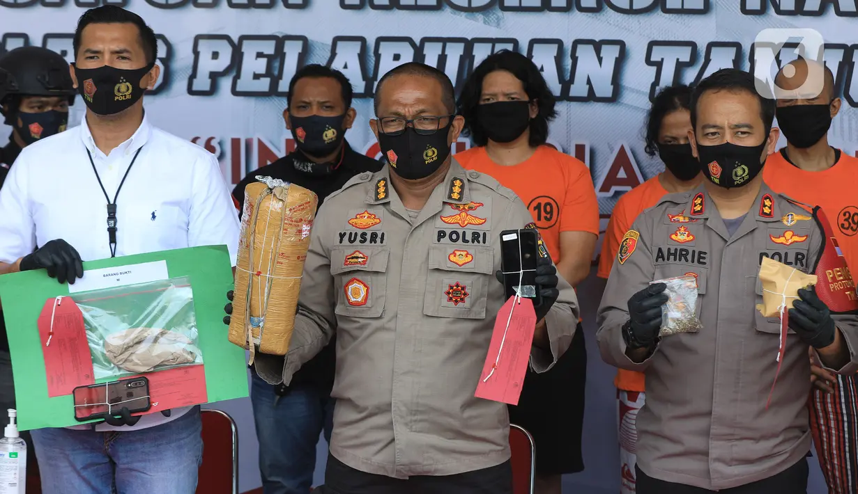 Polisi memperlihatkan barang bukti saat rilis pengungkapan tindak pidana narkotika di Polres Pelabuhan Tanjung Priok, Jakarta Utara, Sabtu (22/8/2020). Dari drummer band J-Rocks Anton Rudi dan tiga tersangka lainnya, polisi mengamankan 1 kilogram ganja. (Liputan6.com/Herman Zakharia)