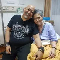 Indro Warkop dan istri.