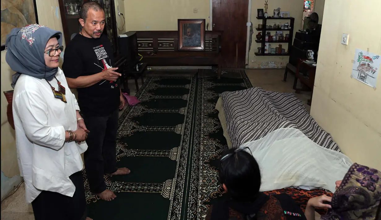 Industri musik kembali berduka atas kepergian Leo Imam Sukarno atau yang akrab disapa Leo Kristi. Menghembuskan nafas treakhir di kota kembang Bandung, mendiang Leo disemayamkan di rumahnya, di Jakarta. (Deki Prayoga/Bintang.com)