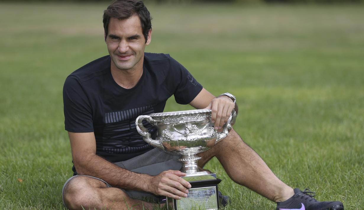Di final yang digelar di Rod Laver Arena, Minggu (28/1), Federer mengalahkan petenis Kroasia Marin Cilic, 6-2, 6-7, 6-3, 3-6, 6-1. (AP/Dita Alangkara)