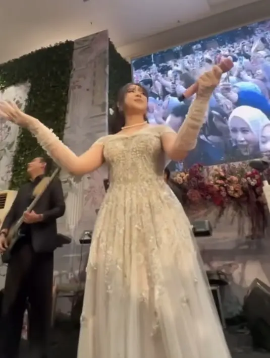 Gaun pengantin tersebut memiliki model off shoulder warna putih dengan gaya bawl gownnya. [@rikkisi]