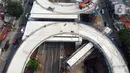 Foto udara suasana pembangunan jalan layang tapal kuda di kawasan Lenteng Agung, Jakarta, Rabu (5/8/2020). Progres pembangunan jalan layang tapal kuda di Lenteng Agung saat ini sudah mencapai 75 persen dan ditargetkan selesai pada Desember 2020. (Liputan6.com/Helmi Fithriansyah)