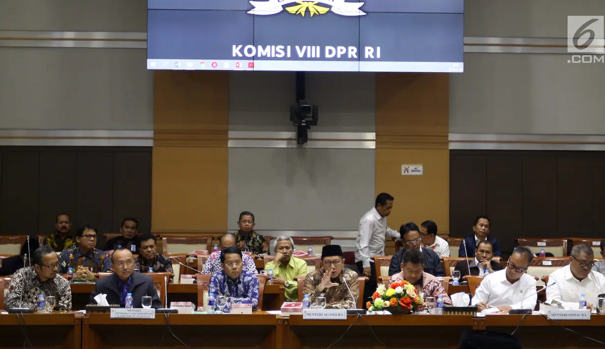 Menteri Agama Lukman Hakim Saifuddin (tengah) dan Menteri Sosial Agus Gumiwang Kartasasmita (dua kanan) saat mengikuti rapat kerja bersama Komisi VIII DPR terkait RKA K/L Tahun 2019 di Jakarta, Rabu (24/10). (Liputan6.com/JohanTallo)