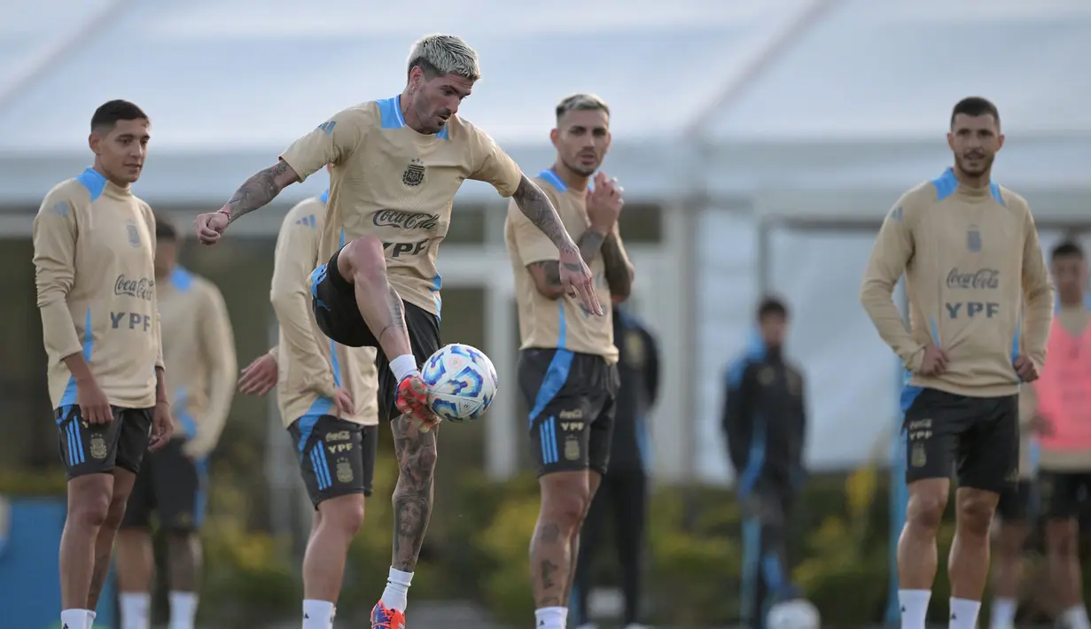 Pemain Argentina, Rodrigo De Paul mengontrol bola saat latihan Timnas Argentina menjelang laga kualifikasi Piala Dunia 2026 zona CONMEBOL melawan Chile di Ezeiza, Buenos Aires, Selasa (03/09/2024). (AFP/Juan Mabromata)