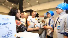 Direktur Utama Mandiri Inhealth Iwan Pasila (tengah) meninjau pemeriksaan kesehatan gratis di Mandiri Pekan Raya Indonesia 2017, ICE BSD, Sabtu (21/10). Mandiri Inhealth gencar mempromosikan pola hidup sehat sesuai dengan konsep promotif. (Liputan6.com)