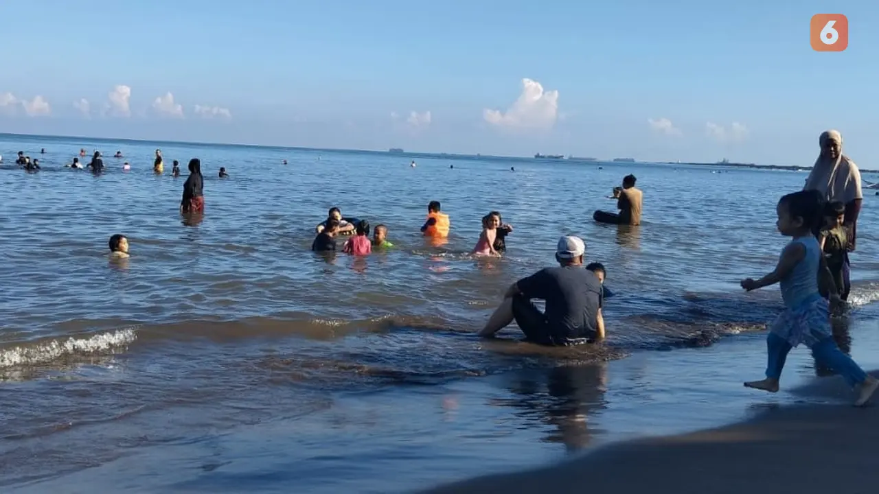 Warga berlibur di Pantai Anging Mammiri, Makassar, Sulawesi Selatan