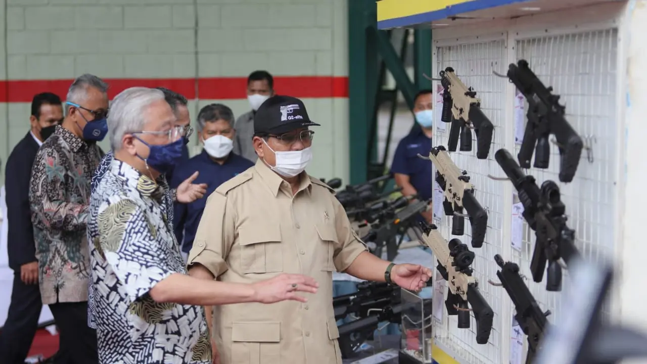 Menhan Prabowo Subianto mendampingi PM Malaysia Dato' Sri Ismail Sabri Yaakob dan Menhan Malaysia Dato' Seri Hishammuddin Hussein mengunjungi kantor pusat PT Pindad di Bandung, Kamis (11/11/2021).