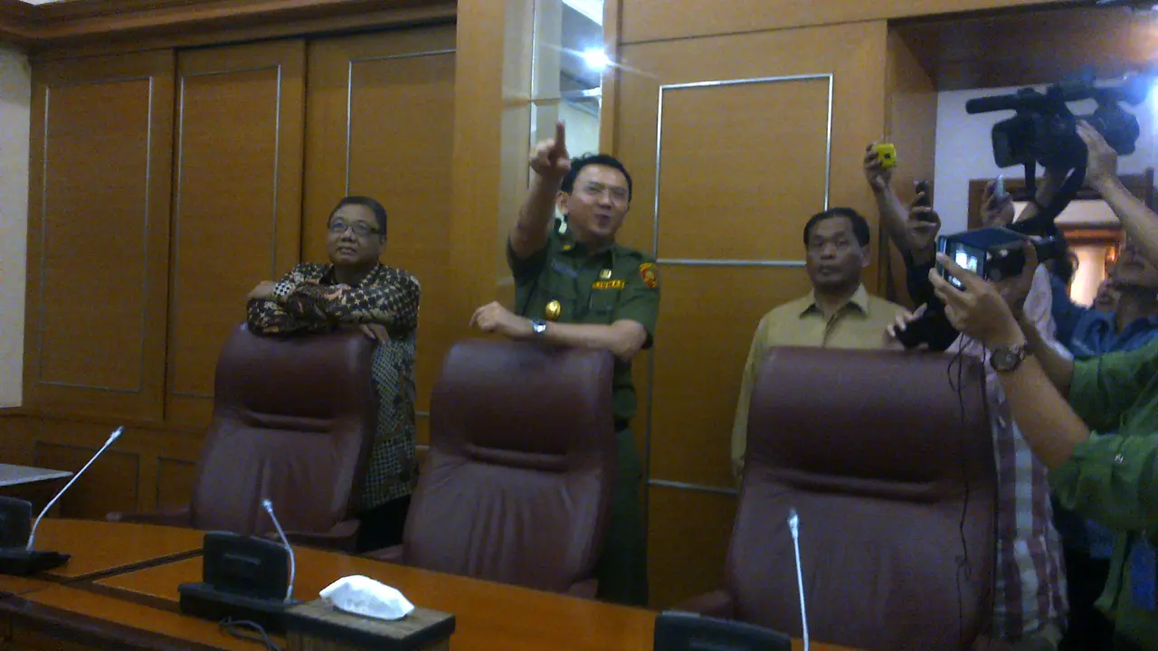 Gaya Ahok Jadi Pemandu Menkop UKM Keliling Balaikota