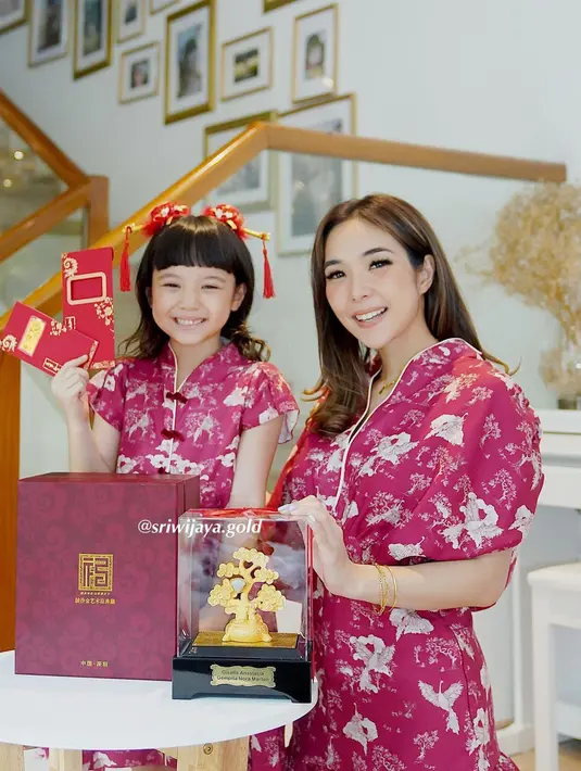 Merayakan Tahun Baru Imlek dalam baju kembar. Cheongsam bernuansa unggu dengan motif angsa putih membuat penampilan Gisel dan Gempi semakin manis! Foto: Instagram.