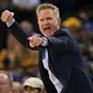 Ekspresi pelatih Warriors, Steve Kerr saat timnya melawan Houston Rockets pada laga perdana NBA 2017 di Oracle Arena, Oakland, (17/10/2017).  Rockets menang 122-121. Rockets menang 122-121. (Ezra Shaw/Getty Images/AFP)