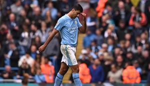 Gelandang Manchester City Rodri bereaksi meninggalkan lapangan setelah mendapat kartu merah dalam pertandingan Liga Inggris melawan&nbsp;Nottingham Forest di Etihad Stadium, Manchester, Sabtu, 23 September 2023. (Oli SCARFF / AFP)