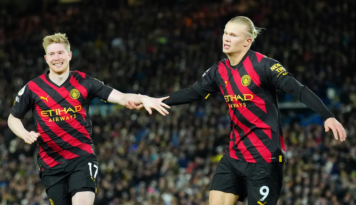 Pemain Manchester City Erling Haaland (kanan) merayakan dengan rekan setimnya Kevin De Bruyne setelah mencetak gol ke gawang Leeds United pada pertandingan sepak bola Liga Inggris di Stadion Elland Road, Leeds, Inggris, 28 Desember 2022. Manchester City mengalahkan Leeds United dengan skor 3-1. (AP Photo/Jon Super)