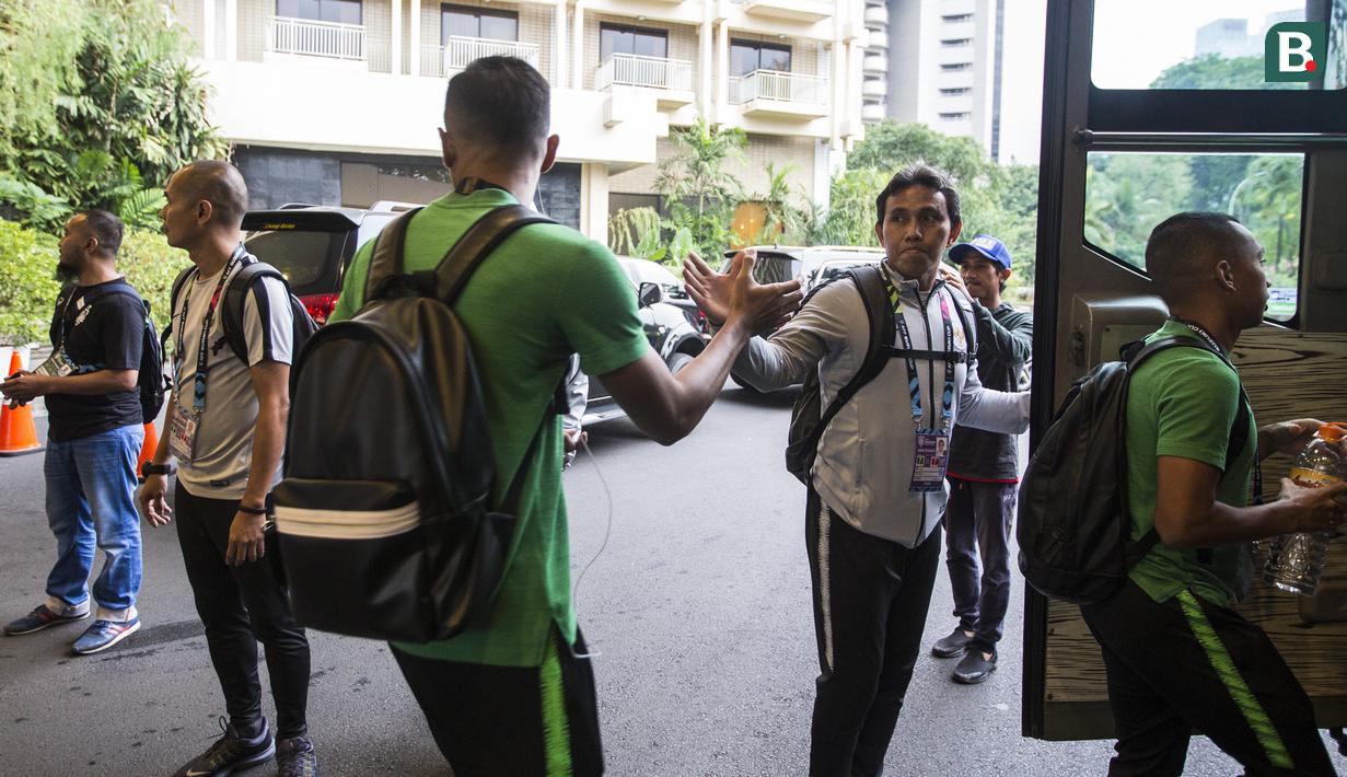 Pelatih Timnas Indonesia, Bima Sakti, memberikan semangat kepada Hansamu Yama saat akan berangkat dari Hotel Sultan Jakarta, Selasa (13/11). Timnas Indonesia akan melawan Timor Leste pada laga Piala AFF 2018. (Bola.com/Vitalis Yogi Trisna)