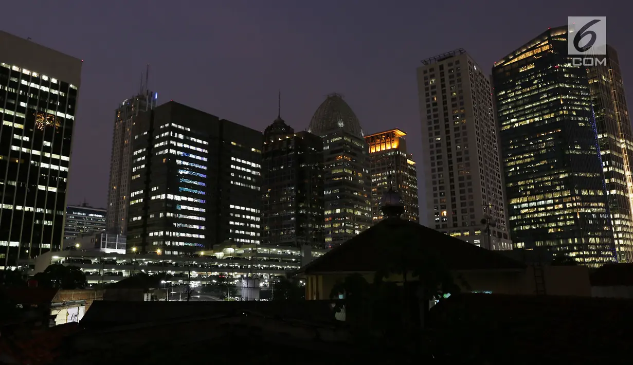 Pemandangan gedung-gedung bertingkat di kawasan Senayan, Jakarta, Jumat (28/9). Rumah-rumah kecil Ibu Kota makin tersingkir dikarenakan banyaknya lahan yang dijadikan kawasan komersial seperti mall, apartemen, perkantoran. (Merdeka.com/Imam Buhori)
