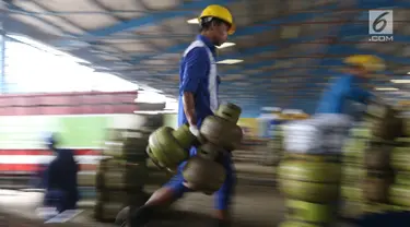 Pekerja membawa tabung Elpiji 3 kg di Depot LPG Tanjung Priok, Jakarta, Senin (21/5). Pertamina meningkatkan produksi pengisian tabung Elpiji 3 Kg sebanyak 4 persenselama bulan Ramadan. (Liputan6.com/Angga Yuniar)