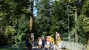 Beberapa petugas steward memeriksa tiket masuk calon penonton balap mobil Formula 1 di Sirkuit Monza, Italia, (7/9/2014). (Liputan6.com/Nurseffi Dwi Wahyuni)