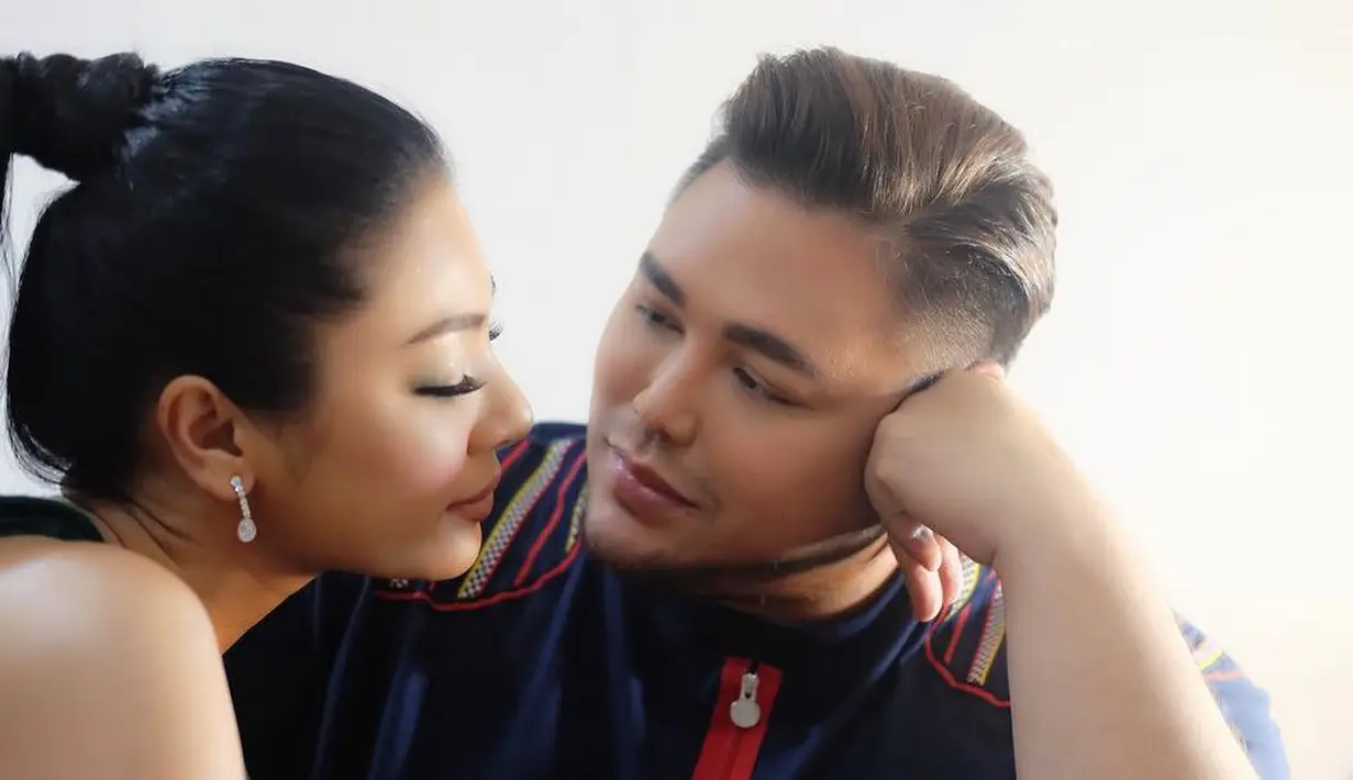 Beberapa potret kemesraan keduanya banyak diunggah di akun milik Ivan Gunawan. Tidak sedikit yang mengira keduanya hanya sebuah setingan. (Instagram/ivan_gunawan)