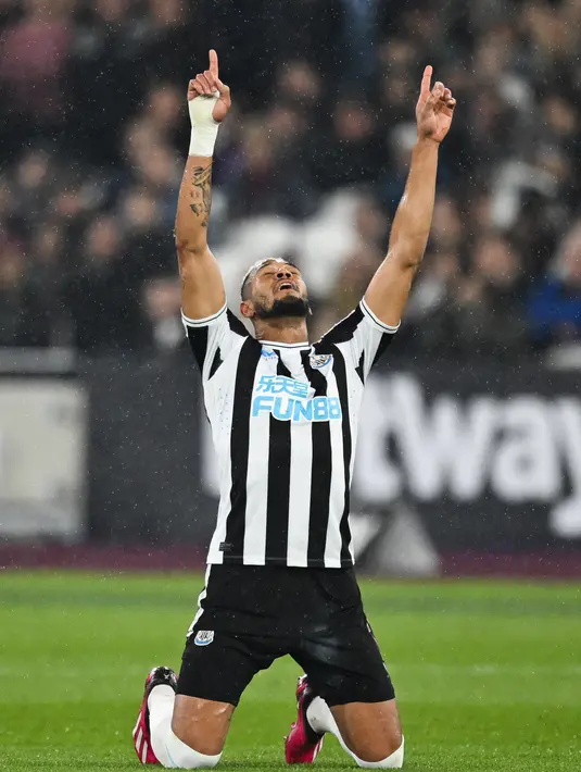 Di pertandingan ini, Newcastle United menang telak atas tuan rumah West Ham United dengan skor 5-1. (AFP/Justin Tallis)
