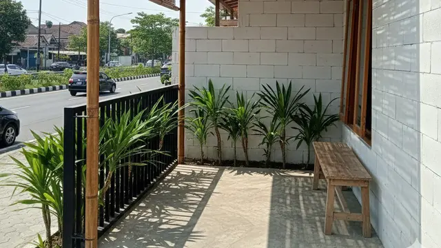 Model Teras Rumah Kecil Dekat Jalan Raya untuk Meredam Debu. Gemini