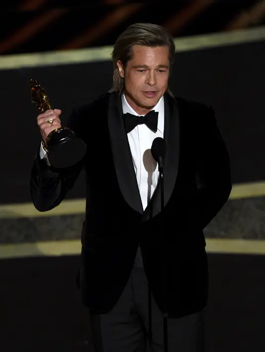 Brad Pitt menyampaikan pidato saat menerima piala Oscar di atas panggung ajang Academy Awards ke-92 yang digelar di Dolby Theatre, Los Angeles, Minggu (9/2/2020). Brad Pitt menyabet penghargaan sebagai Aktor Pendukung Terbaik untuk aktingnya di film Once Upon a Time in Hollywood. (AP/Chris Pizzello)