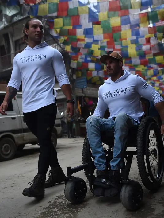 Scott Doolan beraktivitas dengan kursi rodanya di Kathmandu, Nepal, Kamis (15/3). Pria Australia ini bertekad mendaki  hingga basecamp Everest yang berada di ketinggian 5.364 mdpl dengan kursi roda tanpa bantuan. (AFP Photo/Prakash Mathema)