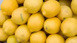 Lemon dapat untuk meringankan warna kulit dan juga mengurangi bekas jerawat. Gosok bagian dalam kulit lemon pada siku Anda dapat menghilangkan flek hitam. Campuran lemon dan madu dapat digunakan sebagai pemutih alami pada kulit. (AFP PHOTO/SAUL LOEB)