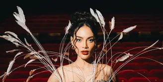 Dibalut dalam rancangan spektakuler dari @arjunputra_official, Erika mengenakan gaun strapless dengan korset penuh taburan kristal yang berkilauan di bawah sorotan lampu. [@snap.nuel].