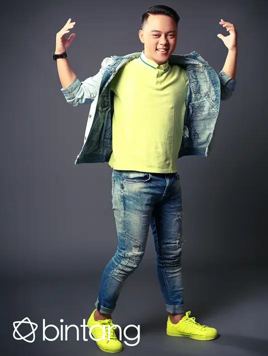 Bersama dengan tim-nya, pemilik nama lengkap Danang Pradana Dieva ini menggarap project besar. Penggarapan video klip bertajuk Bidadari Jiwa melakukan syuting di empat negara. (Adrian Putra, Digital Imaging: Muhammad Iqbal Nurfajri/Bintang.com)