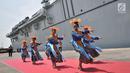 Tarian tradisional saat menjamu kedatangan Kapten beserta awak HMS Albion di Pelabuhan Tanjung Priok, Jakarta, Minggu (22/4). Kapal HMS Albion rencananya akan bersandar selama tiga hari di Jakarta. (Merdeka.com/Iqbal S. Nugroho)