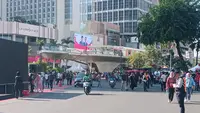 Jalan Sudirman, Jakarta Pusat kembali dibuka. Jalan Sudirman-Thamrin sebelumnya ditutup karena ada arak-arakan Prabowo Subianto usai dilantik sebagai Presiden, Minggu (20/10/2024). (Merdeka.com/ Nur Habibie)