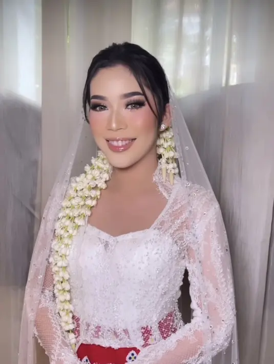 Ta-da! Perempuan 23 tahun ini terlihat anggun dan memesona. Dengan riasan intens pada mata namun tetap ringan dalam pulasan lipstiknya. [Foto: Instagram @faynabilalxndr)