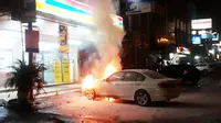 Sedan BMW terbakar di Kelapa Gading, Jakarta Utara. (Twitter/@TMCPoldaMetro)