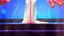 Marion Jola juga bernyanyi di malam tahun baru, ia elegan mengenakan dress siluet korset strapless. Gaun putih berkilau memiliki aksen bunga besar di salah satu sisinya. [@rechabapao]