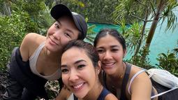 Gisella, Naysila, dan seorang teman mereka dalam perjalanan mendaki mendaki tebing berbatu dengan latar belakang pemandangan spektakuler dari Wayag Island, Raja Ampat. Senyumnya yang lebar mencerminkan kepuasan dan kebahagiaan setelah mencapai puncak dengan usaha yang tidak mudah. (Liputan6.com/IG/@gisel_la)