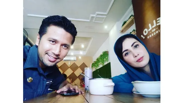 7 Potret Kebersamaan Arumi Bachsin dan Emil Dardak, Kompak Banget