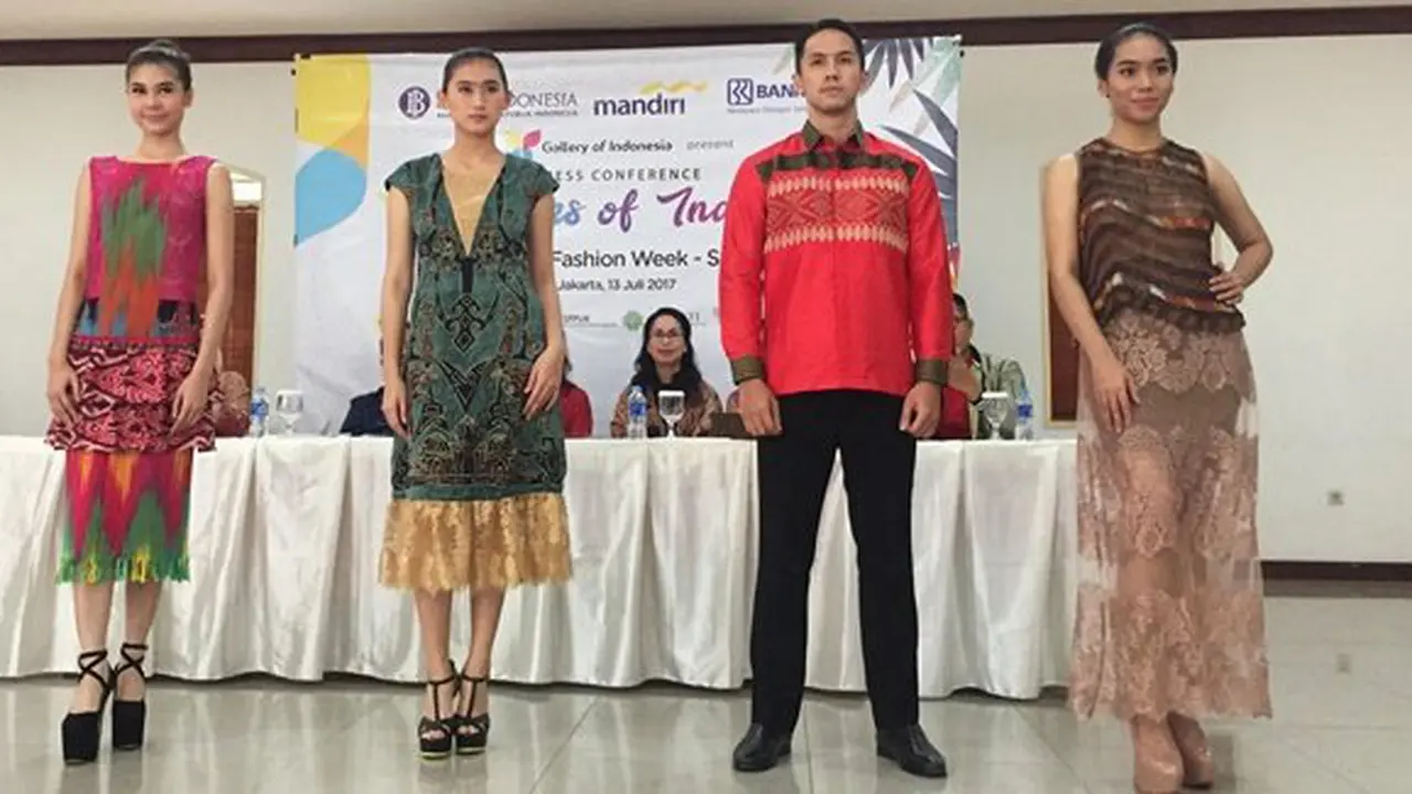 Beberapa fashion menarik dari kain Dayak dan Karawo | Copyright Vemale.com/Anisha SP
