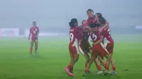 Pemain Timnas Indonesia Putri merayakan gol yang dicetak oleh Isa Warps ke gawang Kirgistan pada laga Grup D Kualifikasi Piala Asia Putri 2026 di Stadion Indomilk Arena, Tangerang, Minggu (29/6/2025). (Bola.com/M Iqbal Ichsan)
