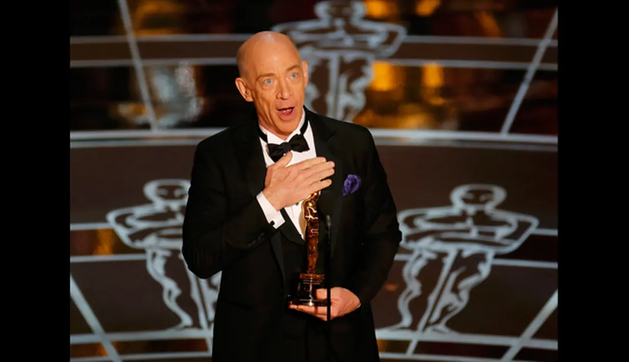 Aktor J.K. Simmons menerima piala Oscar untuk peran pendukung dalam film "Whiplash" di Academy Awards ke-87 di Dolby Theatre, Los Angeles, California, (22/2/2015). (Reuters/Mike Blake)