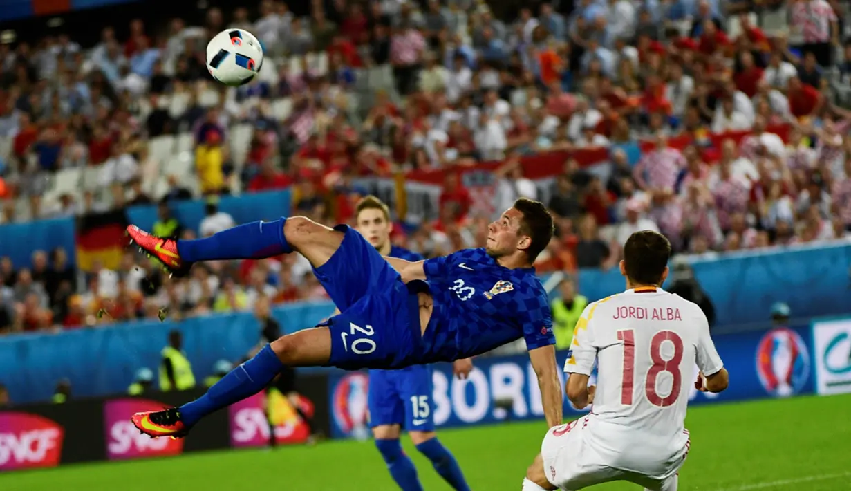 Striker Kroasia, Marko Pjaca, menendang bola ke arah gawang Spanyol pada laga Grup D Piala Eropa 2016 di Stade Mahmut-Atlantique, Bordeaux, Rabu (22/6/2016) dini hari WIB. (AFP/Pierre-Philippe Marcou)