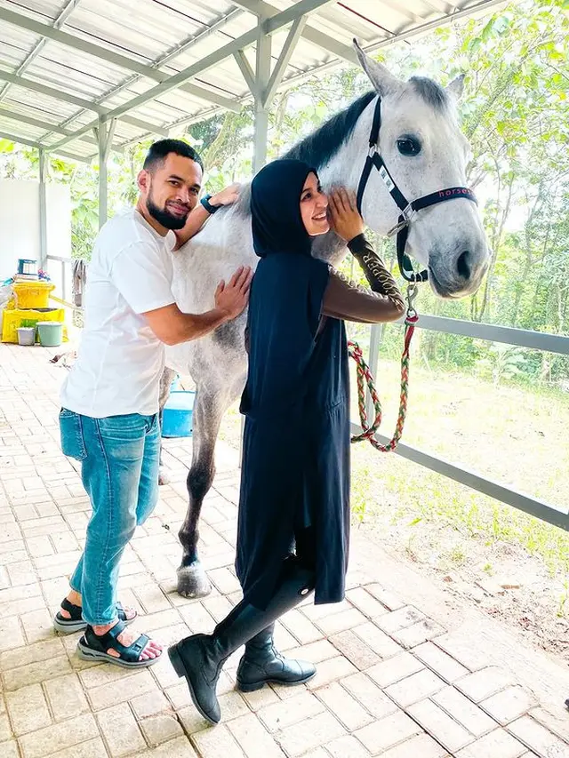 Shireen Sungkar dan kuda baru