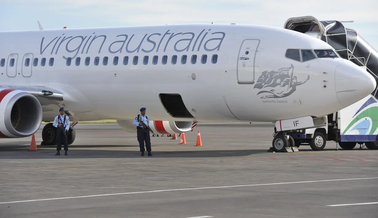Pesawat Virgin Australia rute Brisbane, Australia menuju Bali sempat berputar-putar sebelum mendarat di Bandara Ngurah Rai, Denpasar, Jumat (25/4/14). (ANTARA FOTO/Nyoman Budhiana)